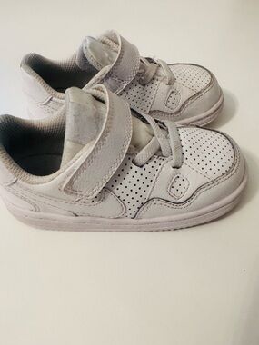 Nike 8C Kids White Perforated Velcro Sneakers, unisex